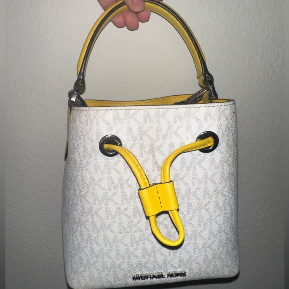 Michaels Kors Suri Small
Logo Crossbody Bag